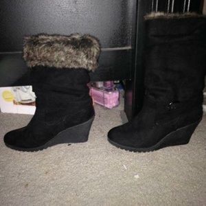 Suede wedge boots with fur